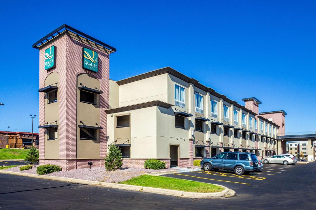Quality Inn Milwaukee- ברוקפילד מראה חיצוני תמונה