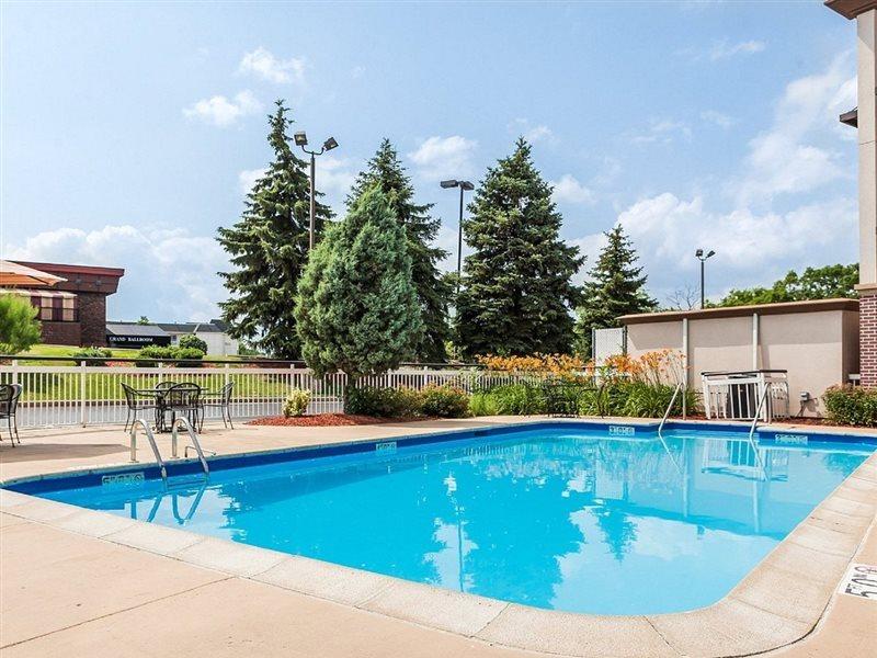 Quality Inn Milwaukee- ברוקפילד מראה חיצוני תמונה