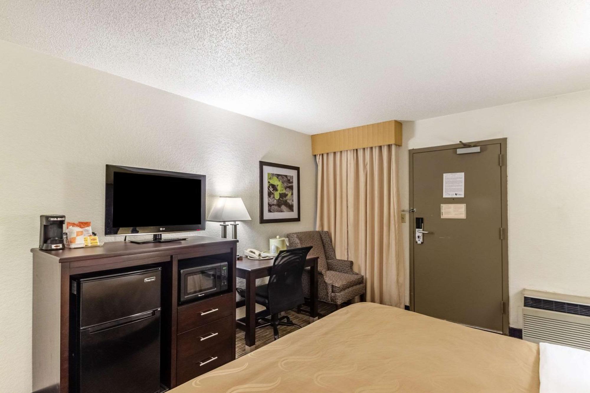 Quality Inn Milwaukee- ברוקפילד מראה חיצוני תמונה