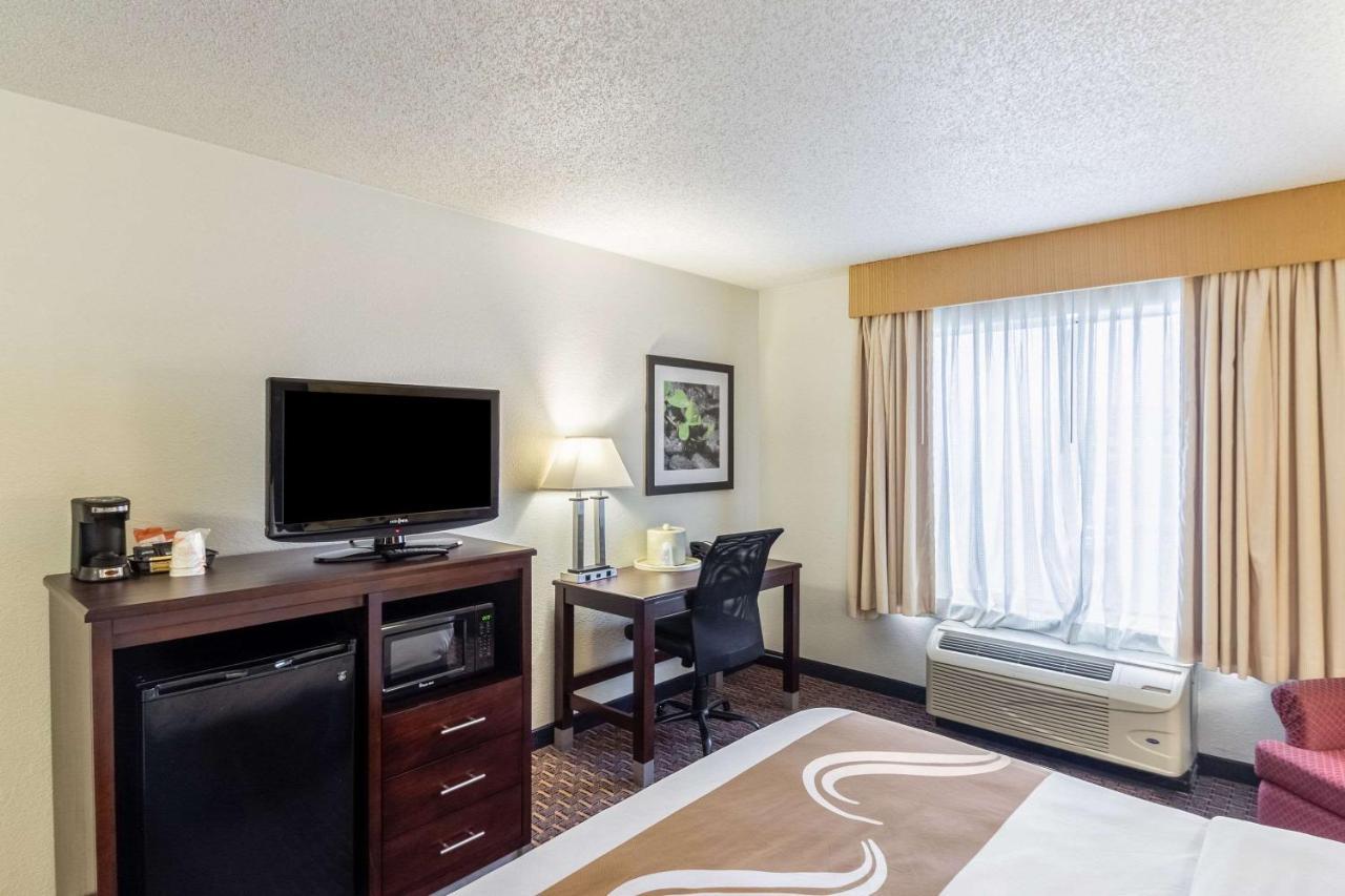 Quality Inn Milwaukee- ברוקפילד מראה חיצוני תמונה