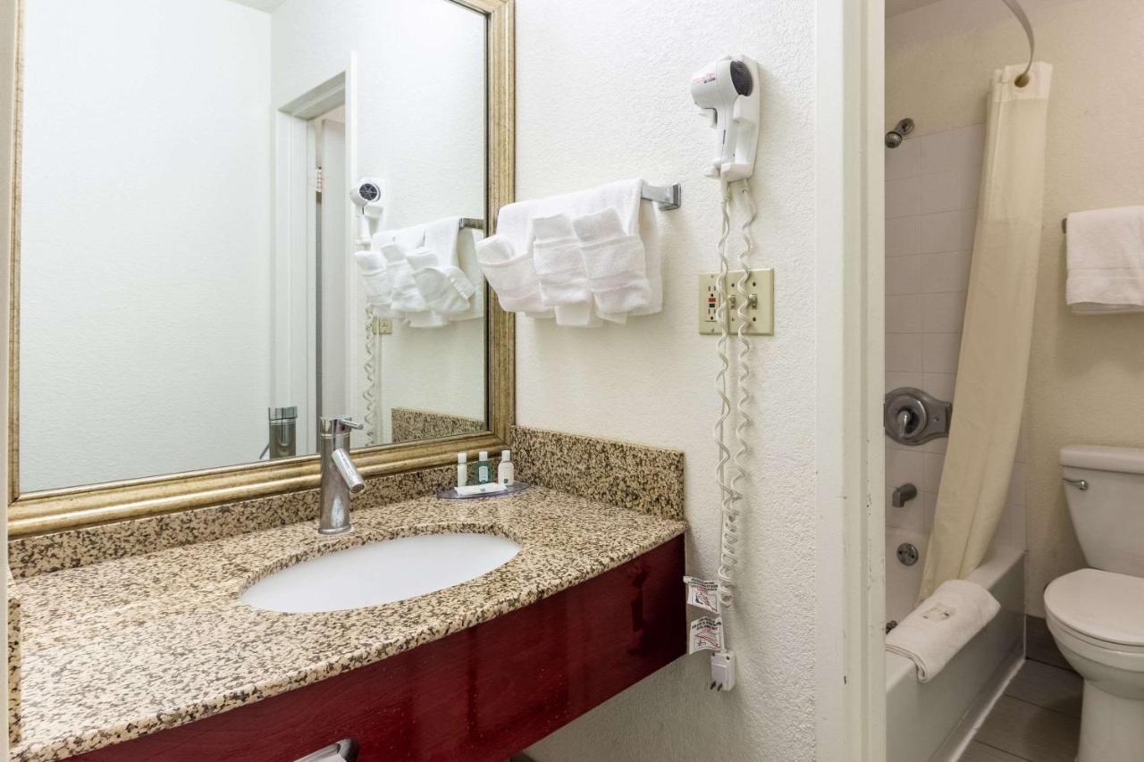 Quality Inn Milwaukee- ברוקפילד מראה חיצוני תמונה